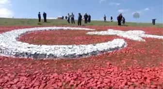 Çocuklar İçin Taşlardan Dev Türk Bayrağı Yaptı