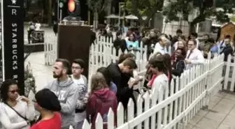 Güney Afrika'daki İlk Starbucks Açıldı, Meraklıları Geceden Kuyruğa Girdi