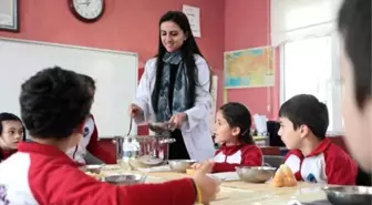 Öğrenciler Hazır Gıdalar Yemesin Diye 'Çorba Günü' Başlattı