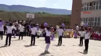 Şemdinli Irak Sınırındaki Derecik Beldesi'nde 23 Nisan Coşkusu