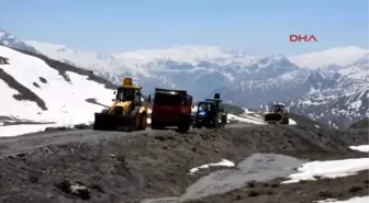 Hakkari 2 Bin 700 Rakımda Su Arıza Çalışması