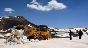 Hakkari'de Susuzluğu Gidermek İçin 2 Bin 700 Rakımda Su Arıza Çalışması