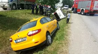 Sağ Şeride Kontrolsüz Geçmeye Çalışınca Kaza Yaptı: 3 Yaralı