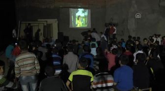 Sur'da, Çocuklar Açık Alanda Sinevizyon Gösterimi İzledi