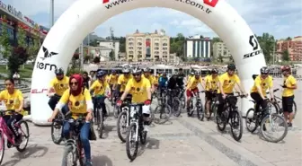 Trafikte Bisiklete Dikkat Çekmek İçin Pedal Çevirdiler