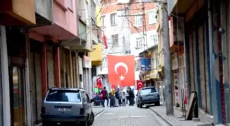 Giresun'un Yağlıdere İlçesi Bayraklarla Donatıldı, İlçe Şehidini Bekliyor