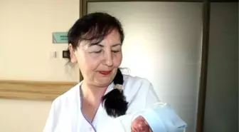 Meral Ebe Bir İlçe Nüfusu Kadar Doğum Yaptırdı