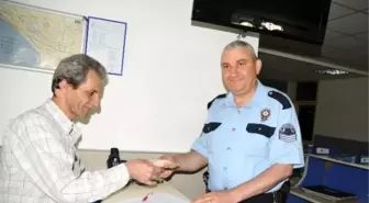 Sokakta Bulduğu Çantayı Polise Teslim Etti