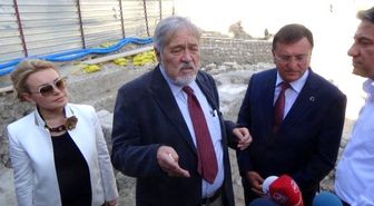 Ünlü Tarihçi Ortaylı, 'Neşeli Ol, Hayatını Yaşa' Yazısı Bulunan Mozaiği İnceledi