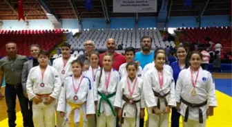 Yunusemre Judo Bayanlar Takımı Turnuvaya Damga Vurdu