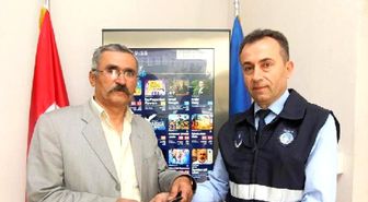 Zabıta Amiri, Bulduğu Cüzdanı Sahibine Teslim Etti