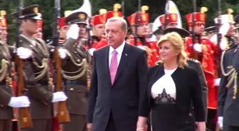 Cumhurbaşkanı Erdoğan, Söyleyeceği Kelimeyi Unutunca Cebindeki Notu Çıkardı