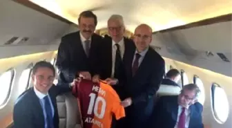 Galatasaray, Avrupa Komisyonu Başkan Yardımcısı Katainen'e Forma Hediye Etti