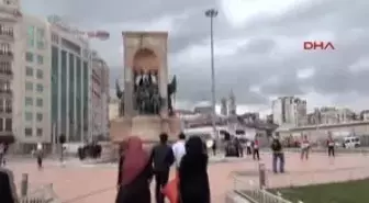 Taksim'de Yağmur Altında Dünya Pilotlar Günü Töreni