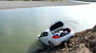 Kızılırmak Nehri'ne Uçan Otomobilden Burunları Bile Kanamadan Çıktılar