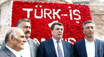 Türk-iş, Taksim Cumhuriyet Anıtı'na Çelenk Bıraktı