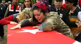 Gözü Yaşlı Reyhan, Abisini Asker Üniformasıyla Uğurladı