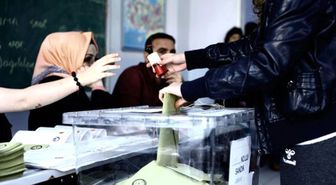 Üç Siyasi Parti Kepenk İndirdi
