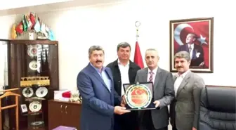 Besni Güvenlik Güçlerine Yardım Derneğinden Memet Akdeniz'e Plaket