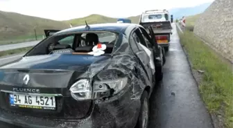 Otomobil Beton Bariyerlere Çarptı: 5 Yaralı