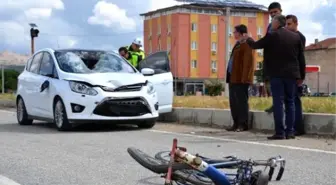 Ters Şeritteki Bisikletli Otomobilin Çarpmasıyla Öldü
