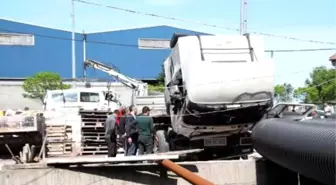 Tır, Minibüs ve Hafif Ticari Araçla Çarpıştı: 4 Yaralı