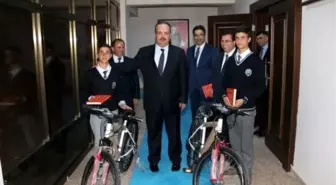 Vali Canbolat Başarılı Öğrencileri Ödüllendirdi