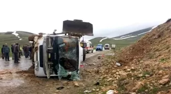 Erzurum'da Yolcu Midibüsü Devrildi: 25 Yaralı