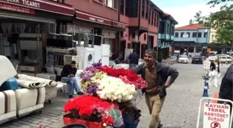 Bebek Arabasından Çiçek Tezgahı Yaptı