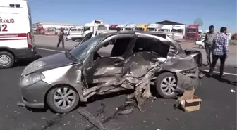 İki Otomobil Çarpıştı: 1 Ölü, 8 Yaralı