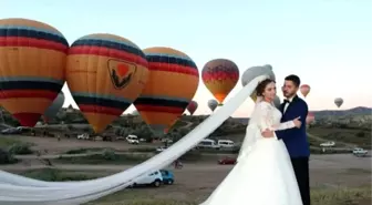 Kapadokya'da Balonlar Eşliğinde Düğün Fotoğrafı Çekildiler