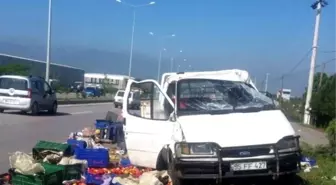 Lastiği Patlayan Kamyonet Kaza Yaptı: 2 Yaralı