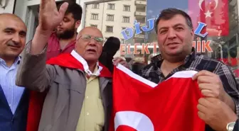 Roketli Saldırıya Uğrayan Kilis'te İş Yerlerini Açan Esnafa Türk Bayrağı Dağıtıldı