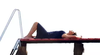 Nurgül Yeşilçay, Yeni Filmi İçin Gecelikle Sahile İndi