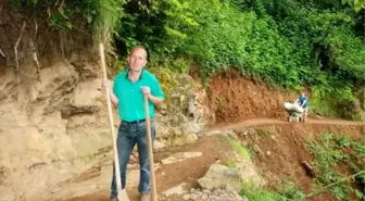 Çay Bahçesine Yol Yapılmayan Rizeli, Kendi Yolunu Kendi Yaptı