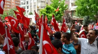 Gençler Türk Bayraklarıyla Sokağa Döküldü