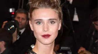 Fransız Model, Giydiği Elbiseyle Tüm Bakışları Üzerinde Topladı