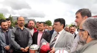 Motosiklet Sürücülerine Kask Dağıtıldı