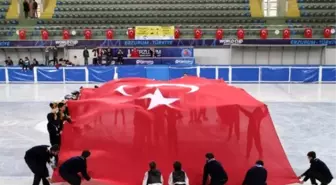 19 Mayıs'ı Buzda Dev Türk Bayrağı Açarak Kutladılar