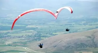 Tokat'ta Cross Country Uluslararası Yamaç Paraşütü Yarışması Başladı