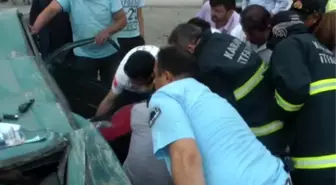 Otomobil Aydınlatma Direğine Çarptı: 2 Yaralı