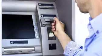 Hakkarili Esnaf, ATM'de Unutulan Parayı Polise Teslim Etti