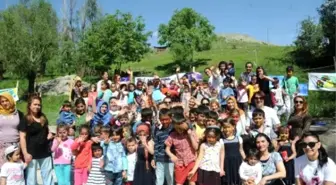 Kamer Hakkari'de Çocuk Şenliği Yaptı