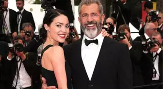 Mel Gibson, Çıtır Sevgilisiyle Kırmızı Halıda Mutluluk Pozları Verdi