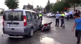 Adıyaman Hafif Ticari Aracın Çarptığı Motosikletli Yaralandı