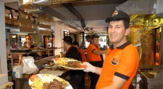 Açılışta 700 Kilo Döner Ücretsiz Dağıtıldı