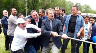 Büyükler Oynadı Çocuklar İzledi