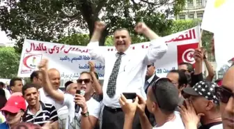 Tunus'ta Burgiba Heykelinin Eski Yerine Getirilmesine Protesto