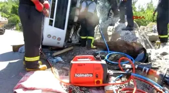 Antalya Devrilen Kamyonda Sıkışan Sürücü Kurtarıldı