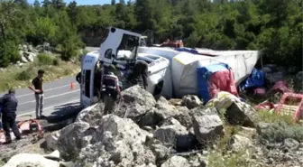 Devrilen Kamyonda Sıkışan Sürücü Kurtarıldı